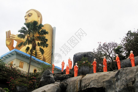 金佛一排僧侣在斯里兰卡丹贝拉图片