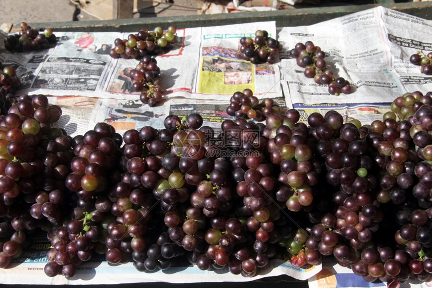 斯里兰卡市场街摊位上的葡萄图片