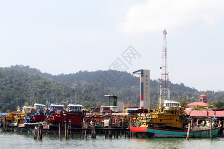 马来西亚Pangkor岛码头附近的船只图片