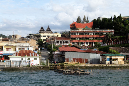 印度尼西亚Toba湖上Parapat镇的房屋图片