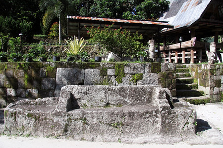 印度尼西亚安巴里塔村Batak房屋附近的大石椅图片