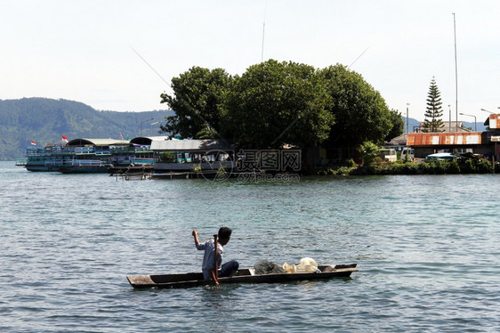印度尼西亚Samosir岛附近渔船上的人图片
