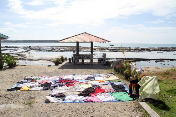 印度尼西亚斯岛PantaiSorake海滩的湿衣服图片