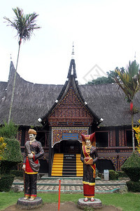 印度尼西亚布基廷吉宫殿外墙附近的雕塑图片