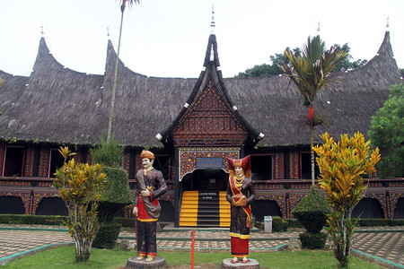印度尼西亚布基廷吉宫殿外墙附近的雕塑图片