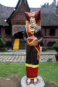 印度尼西亚Bukittingi宫入口附近的妇女雕塑图片