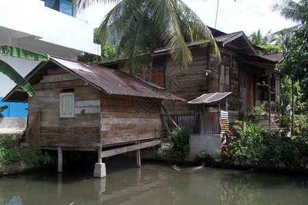 印度尼西亚Maninjau湖上的旧传统木屋图片