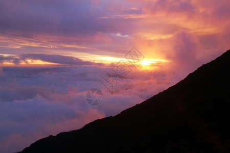 印度尼西亚Kerinci火山的黑暗斜坡图片