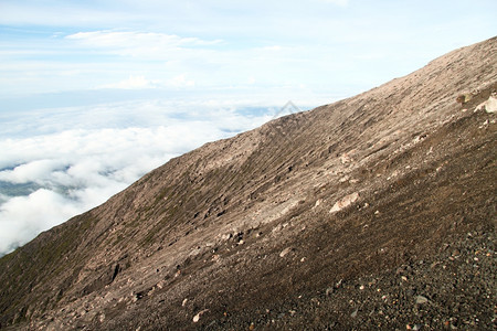 印度尼西亚Kerinci火山的云和斜坡图片