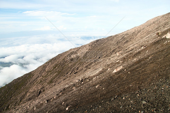 印度尼西亚Kerinci火山的云和斜坡图片