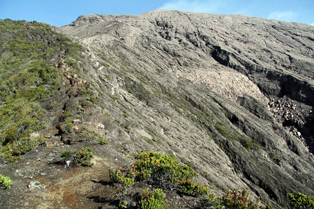 印度尼西亚Kerinci火山顶峰的足迹图片