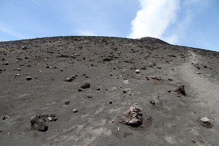 印度尼西亚克拉卡托火山坡上的足迹图片