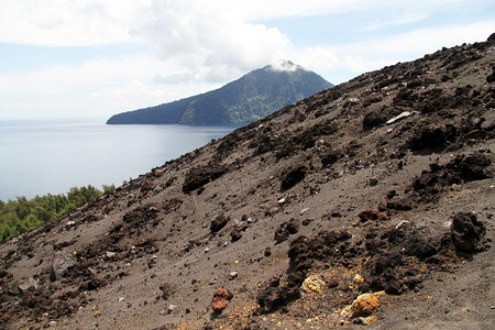 从印度尼西亚克拉卡托火山的斜坡看图片