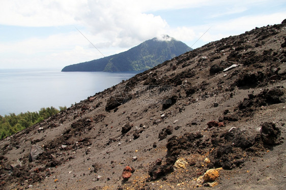 从印度尼西亚克拉卡托火山的斜坡看图片