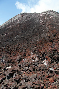 印度尼西亚克拉卡托火山岩和锥峰图片