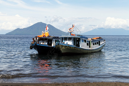 印度尼西亚Krakatau海滩附近两艘旅游艇图片