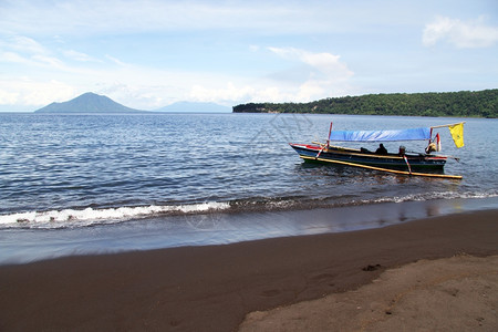 印度尼西亚克拉卡托火山附近传统木船图片