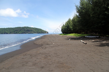 印度尼西亚Krakatau火山附近有沙滩的海图片