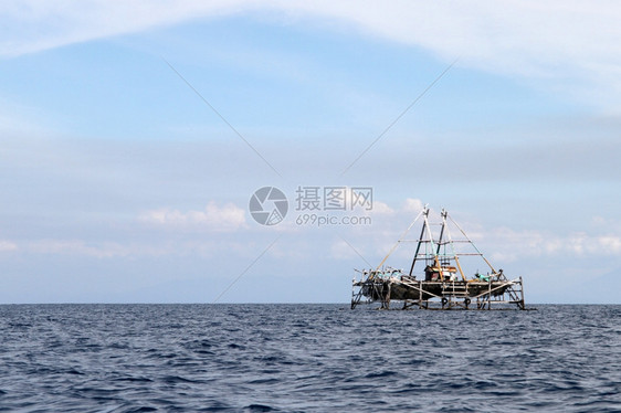 印度尼西亚苏门答腊海岸附近捕鱼平台图片