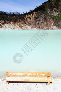 印度尼西亚班杜德附近的木牌和卡瓦普提湖图片
