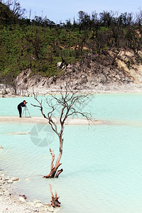 印度尼西亚万隆附近的KawahPutih湖和三脚摄影师图片