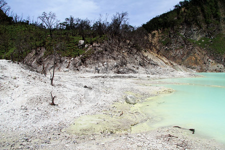 印度尼西亚万隆附近的KawahPutih火山坑湖中的彩水图片