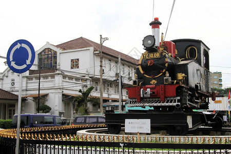 印度尼西亚万隆火车站附近的广场上旧车厢图片