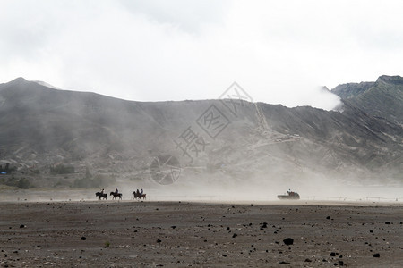 在印度尼西亚Bromo火山附近骑马和搭卡车的人图片