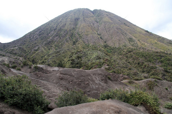 印度尼西亚Bromo附近博托克火山峰图片