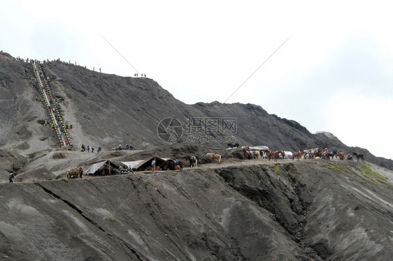 印度尼西亚Bromo火山上的人和马匹图片