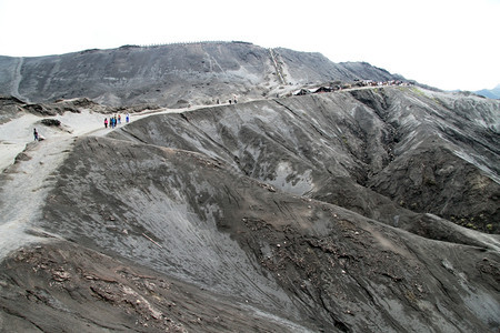 印度尼西亚Bromo火山弹坑的Fotpath图片