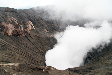 印度尼西亚Bromo火山坑内烟雾图片