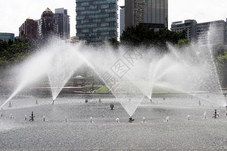 马莱西亚吉隆坡市中心的不喷泉和现代建筑图片