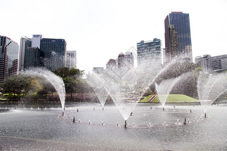 马莱西亚吉隆坡市中心的不喷泉和现代建筑图片