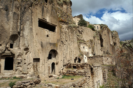 土耳其卡帕多西亚古泽罗尔特老城山洞的岩石脸图片