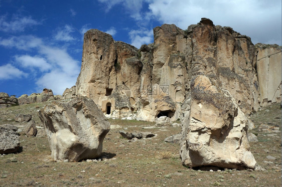 土耳其卡帕多西亚Guzelurt附近大岩石中的洞穴教堂图片