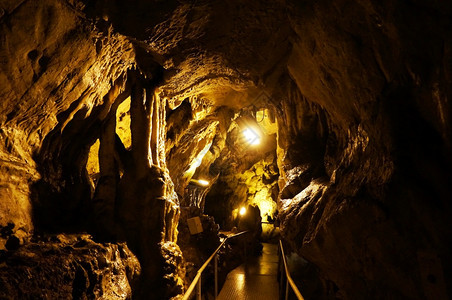 土耳其阿克苏附近黑暗的Zendan洞穴内图片