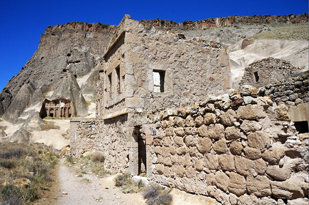 土耳其卡帕多西亚伊哈拉山谷Shirime村的石屋和头教堂图片
