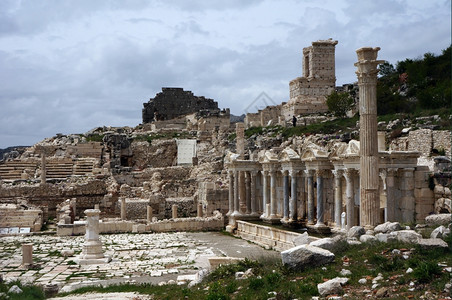 土耳其Sagalassos主要广场上古老喷泉Nimfenum的废墟图片