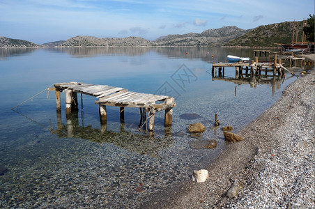 土耳其地中海沿岸带木铁码头的比布尔海滩图片