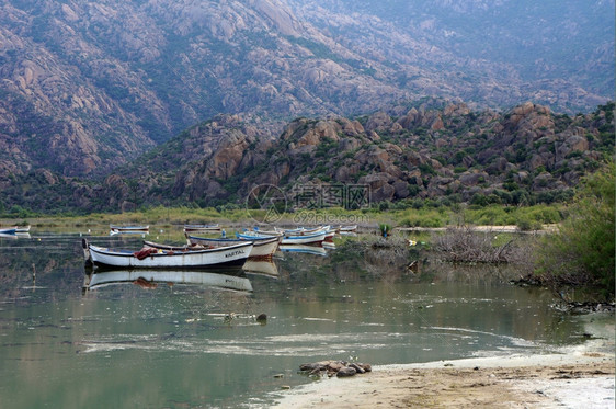 Bafa湖浅水有船只土耳其图片