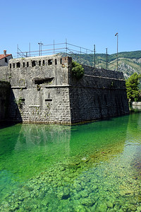 黑山科托尔老城墙角的塔台图片