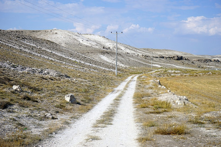 土耳其泥路和石灰岩山图片