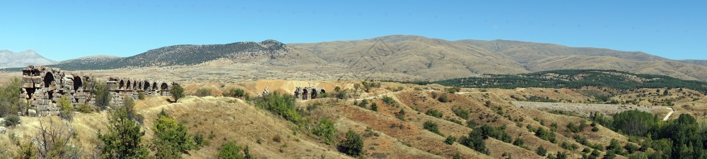 土耳其农田的罗马水渠和全景图片