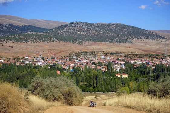 土耳其公路和村庄中的Traktor图片
