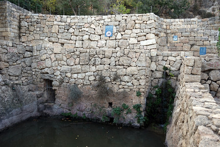 以色列萨塔夫的泉水和石墙图片