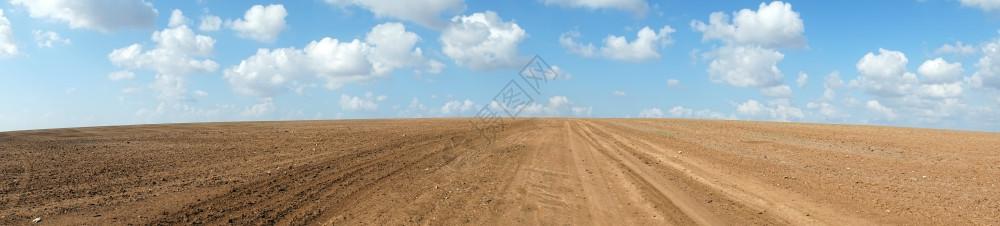 以色列农村地区耕种土的全景图片