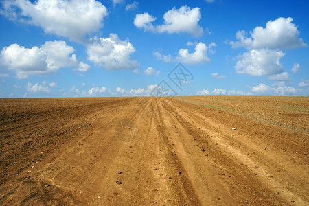 以色列天空和耕地上的云图片