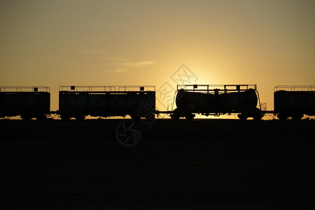 火车和日落图片