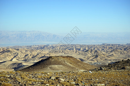 以色列阿拉德附近的死海和山丘图片